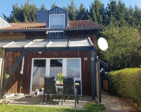 Gemütliches Ferienhaus mit Kamin und eigenem Garten in bayerischem Feriendorf